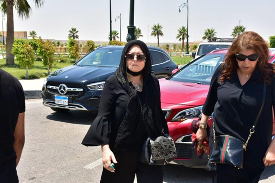 بالفيديو والصور: تشييع دلال عبد العزيز بحضور النجوم.. إيمي ودنيا منهارتان صورة رقم 5