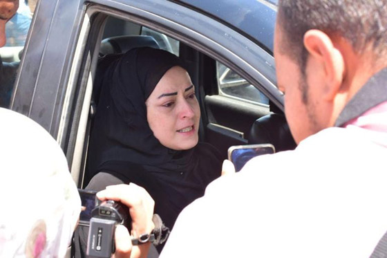 بالفيديو والصور: تشييع دلال عبد العزيز بحضور النجوم.. إيمي ودنيا منهارتان صورة رقم 3