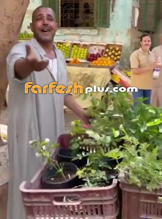 تركي آل الشيخ يتبنى موهبة بائع زهور بسيط أعجبه صوته وهو يغني في الشارع صورة رقم 3
