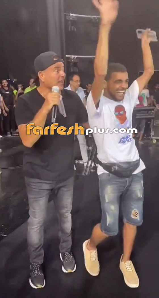 فيديو: لفتة إنسانية لعمرو دياب مع شاب من ذوي الاحتياجات صعد على المسرح صورة رقم 3