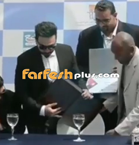 فيديو: تامر حسني يتعرض لموقف محرج أثناء استلامه جائزة تكريمية صورة رقم 4