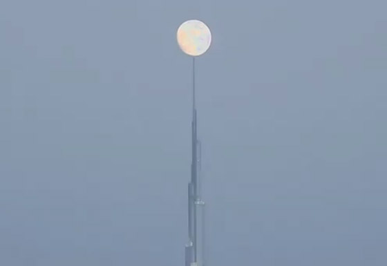 فيديو وصور: القمر يلامس قمة أعلى برج في العالم في دبي بلحظة مدهشة صورة رقم 6