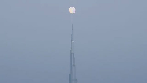 فيديو وصور: القمر يلامس قمة أعلى برج في العالم في دبي بلحظة مدهشة صورة رقم 9