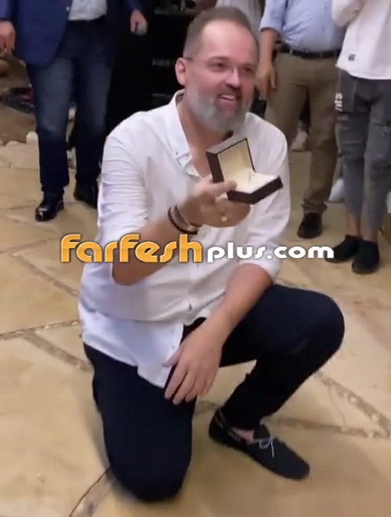 فيديو رومانسي: محمد محمود عبدالعزيز يفاجئ حبيبته ويركع على قدميه ويقدم لها دبل الخطوبة صورة رقم 6