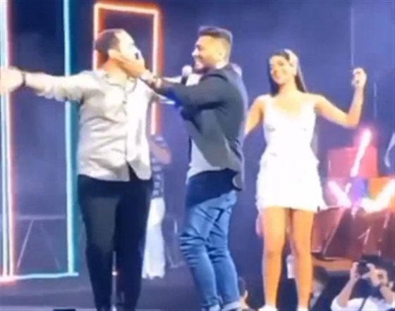 فيديو: تامر حسني يرقص ويغني مع العروس الفنانة ريم سامي صورة رقم 1
