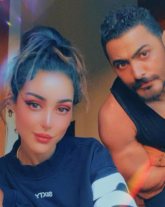 فيديو وصور: بسمة بوسيل تفاجئ زوجها تامر حسني بتورتة وعناق  على المسرح وتغني له صورة رقم 4