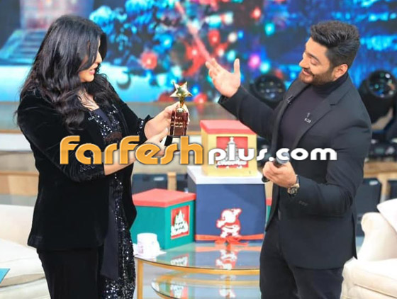 فيديو تامر حسني: بحب أفاجئ الناس بالأفراح وتراجعت عن فتح القميص بعد انتقادات الجمهور صورة رقم 4