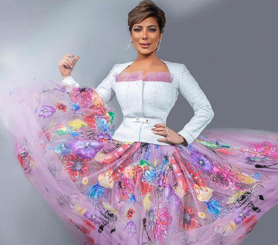 صور أصالة في باريس على دراجة نارية مع زوجها: 