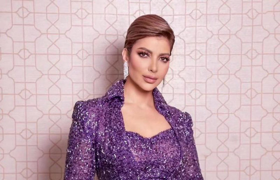 صور أصالة في باريس على دراجة نارية مع زوجها: 