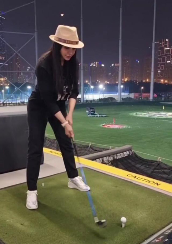 لجين عمران تستعرض مهاراتها في لعبة الغولف صورة رقم 1
