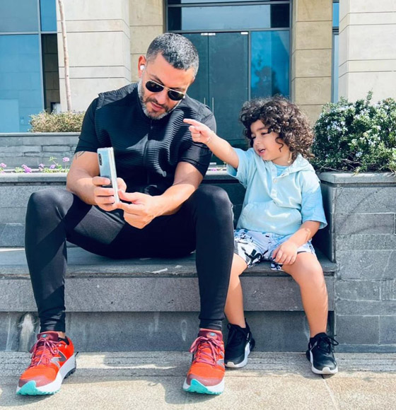 صور وفيديو: ابن زياد برجي يخطف القلوب ببراءته وشعره الطويل والمعلقون: 