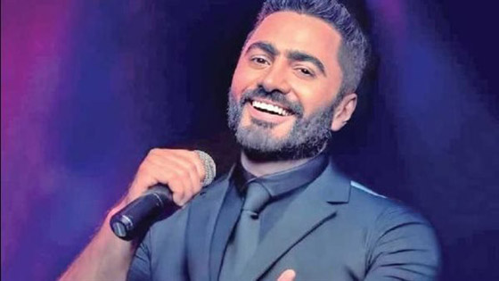 فيديو تامر حسني يفاجئ جمهوره ويؤدي رقصة الهيب هوب على المسرح صورة رقم 1