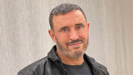 فيديو: كاظم الساهر بتردد باستلام باقة ورد ويحذر من فيروس كورونا “لا مزح معه!” صورة رقم 3