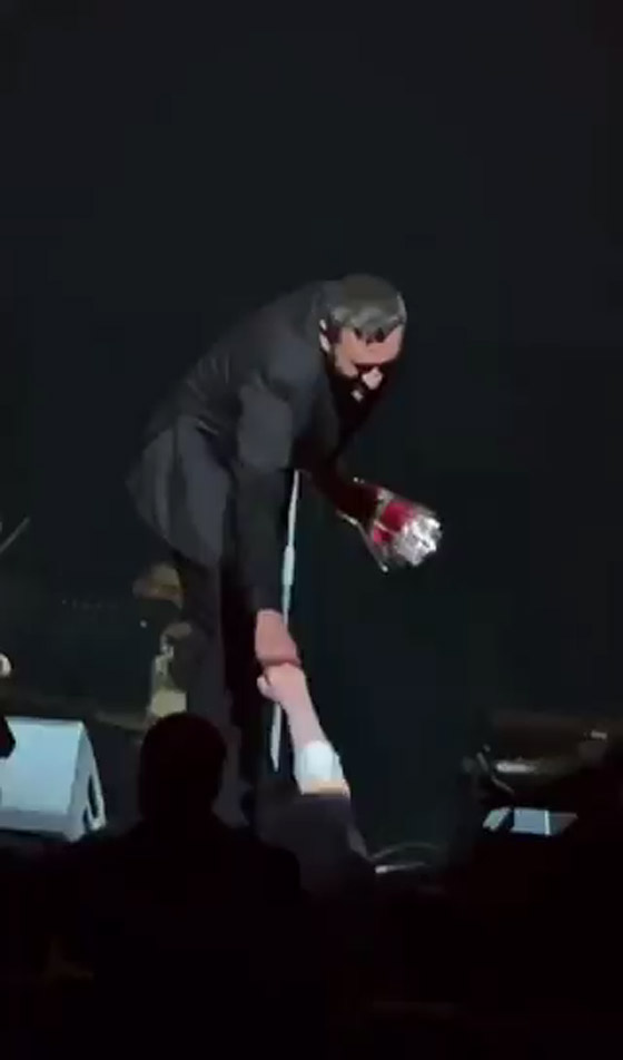 فيديو: كاظم الساهر بتردد باستلام باقة ورد ويحذر من فيروس كورونا “لا مزح معه!” صورة رقم 2
