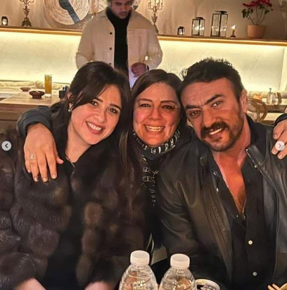 صور وفيديوهات ياسمين عبدالعزيز تحتفل بعيد ميلادها مع نجوم الفن، غناء ورقص وهدايا صورة رقم 3
