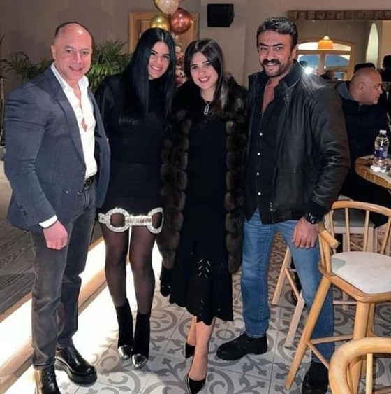 صور وفيديوهات ياسمين عبدالعزيز تحتفل بعيد ميلادها مع نجوم الفن، غناء ورقص وهدايا صورة رقم 5