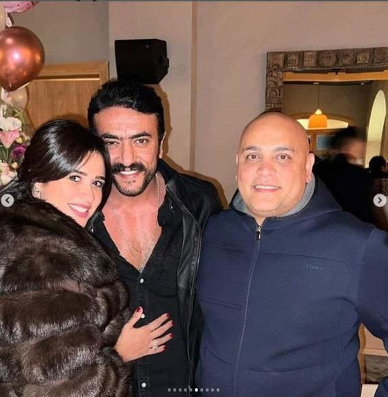 صور وفيديوهات ياسمين عبدالعزيز تحتفل بعيد ميلادها مع نجوم الفن، غناء ورقص وهدايا صورة رقم 2