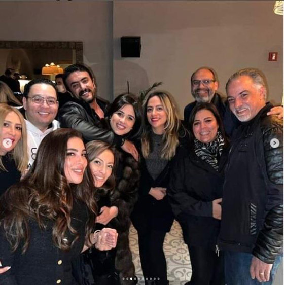 صور وفيديوهات ياسمين عبدالعزيز تحتفل بعيد ميلادها مع نجوم الفن، غناء ورقص وهدايا صورة رقم 6
