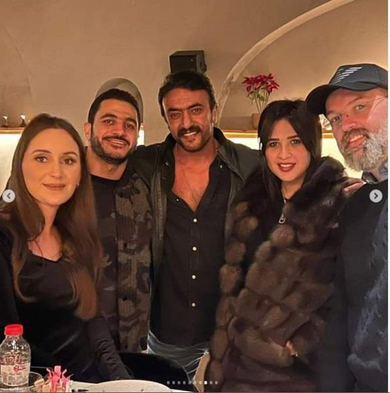 صور وفيديوهات ياسمين عبدالعزيز تحتفل بعيد ميلادها مع نجوم الفن، غناء ورقص وهدايا صورة رقم 7