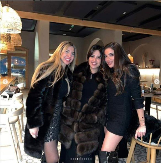 صور وفيديوهات ياسمين عبدالعزيز تحتفل بعيد ميلادها مع نجوم الفن، غناء ورقص وهدايا صورة رقم 9