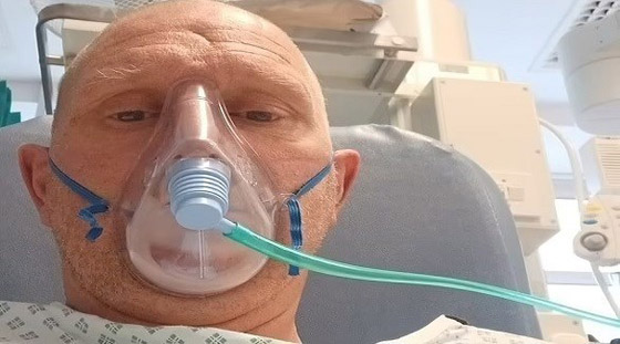 يحتفل بنجاته من الموت بأعجوبة بأخذ اللقاح المضاد لكورونا صورة رقم 1