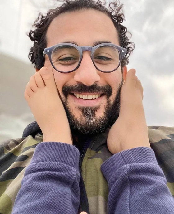 صور أحمد حلمي يلهو مع ابنه الصغير: 