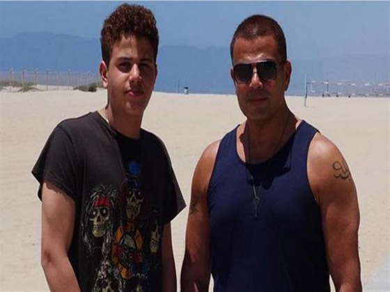 فيديو عمرو دياب وابنه عبدالله يرقصان على أغنية 