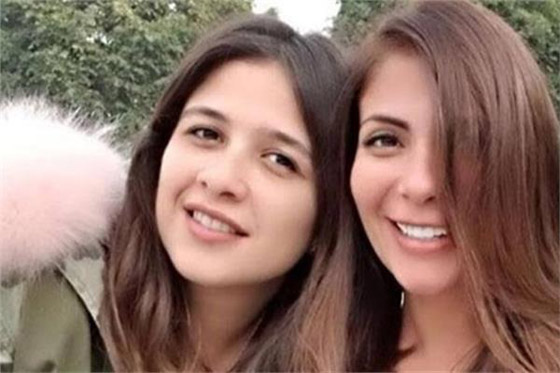 فيديو خناقة وضرب بالأيدي بين منى زكي وياسمين عبدالعزيز! أحمد السقا يتدخل للصلح! صورة رقم 4