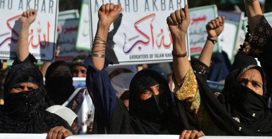 الحرب على الحجاب في الهند.. فيديو لإجبار طالبات على خلعه للسماح لهن بدخول المدرسة! صورة رقم 3