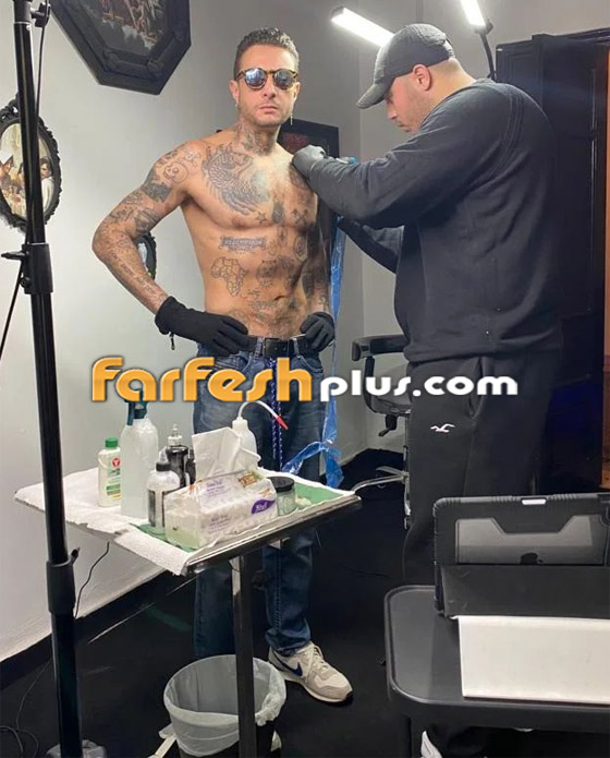 فيديو: أحمد الفيشاوي يستفز متابعيه بوضع وشوم جديدة على جسده ويتعرض لهجوم لاذع صورة رقم 5