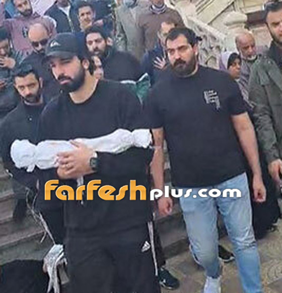 فيديو وصور مؤثرة: انهيار الفنان حازم إيهاب أثناء تشييع جثمان طفله الرضيع صورة رقم 6