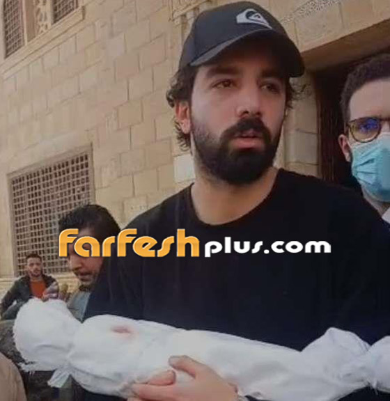 فيديو وصور مؤثرة: انهيار الفنان حازم إيهاب أثناء تشييع جثمان طفله الرضيع صورة رقم 7