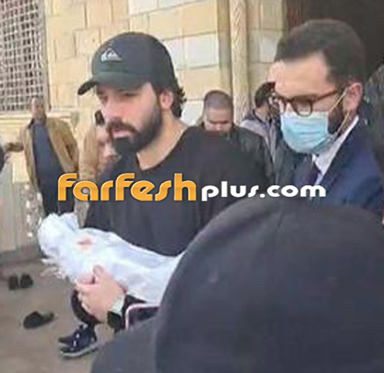 فيديو وصور مؤثرة: انهيار الفنان حازم إيهاب أثناء تشييع جثمان طفله الرضيع صورة رقم 8