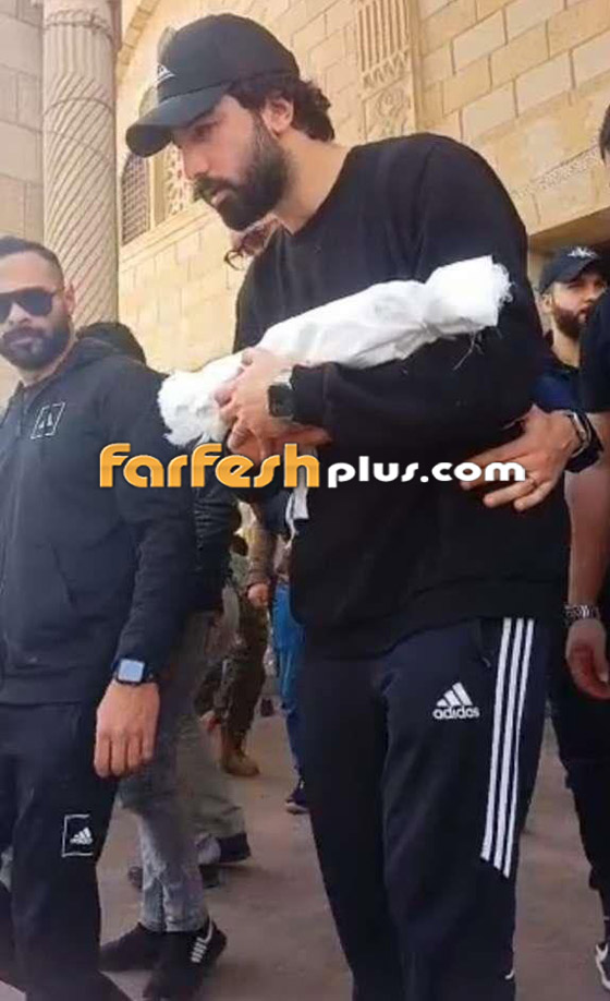 فيديو وصور مؤثرة: انهيار الفنان حازم إيهاب أثناء تشييع جثمان طفله الرضيع صورة رقم 11