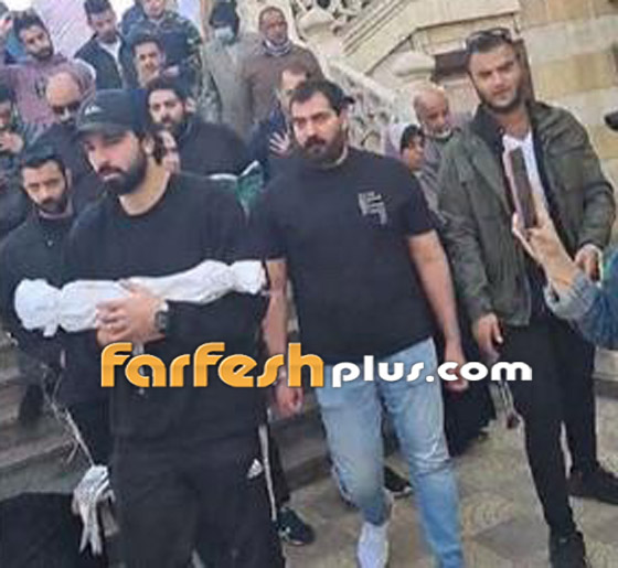 فيديو وصور مؤثرة: انهيار الفنان حازم إيهاب أثناء تشييع جثمان طفله الرضيع صورة رقم 12