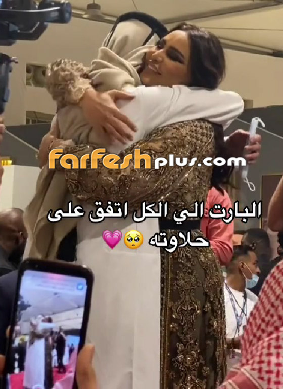 فيديو: ابن أحلام يحضن والدته ويقبلها ويخطف أنظار الجمهور صورة رقم 3