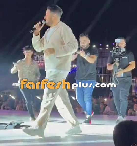 فيديو: حماقي في موقف محرج على المسرح.. كيف تصرف؟ صورة رقم 1