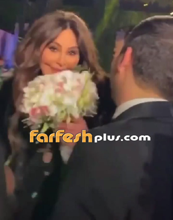 إليسا سعيدة بالتقاط باقة ورد شام الذهبي في زفافها (فيديو) صورة رقم 4