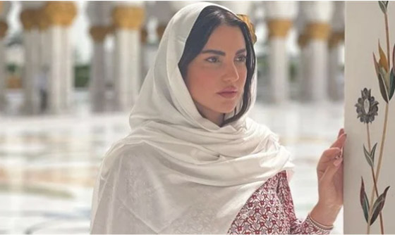 بـ الطرحة.. درة تخطف الأنظار من مسجد الشيخ زايد صورة رقم 3