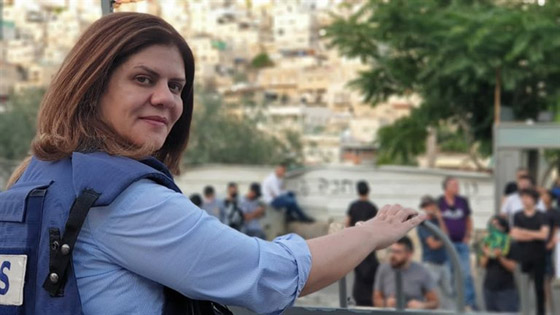 نجوم الفن والإعلام ينعون الصحفية الفلسطينية شيرين أبو عاقلة.. استشهدت أثناء عملها  صورة رقم 1