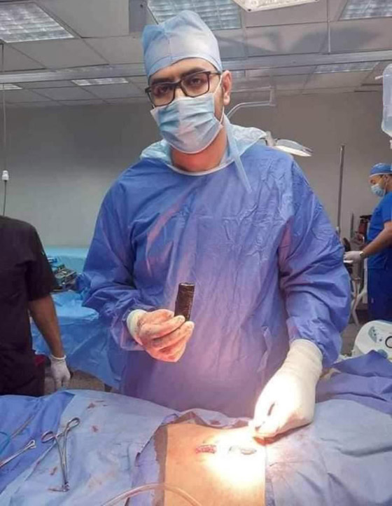 صور: استخراج هاتف محمول من بطن شاب مصري صورة رقم 1