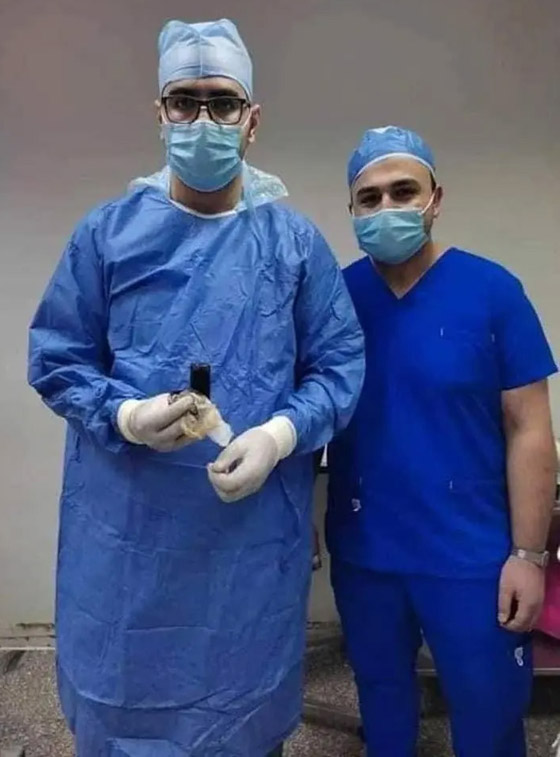 صور: استخراج هاتف محمول من بطن شاب مصري صورة رقم 3