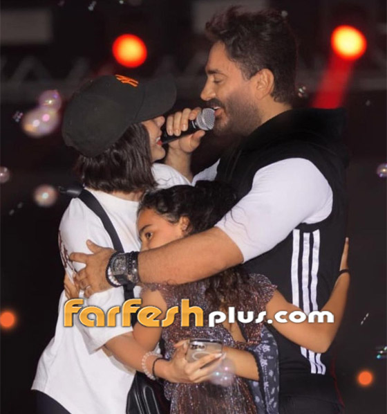 فيديو تامر حسني يحتضن ابنتيه على المسرح ويغازل زوجته بسمة بوسيل.. هل ينفي شائعة الطلاق؟ صورة رقم 1