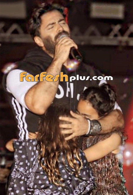 فيديو تامر حسني يحتضن ابنتيه على المسرح ويغازل زوجته بسمة بوسيل.. هل ينفي شائعة الطلاق؟ صورة رقم 2