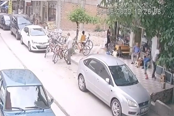 فيديو صادم للحظة سقوط طفل من الشرفة ونجاته بطريقة غريبة! صورة رقم 2