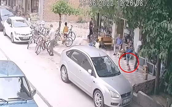 فيديو صادم للحظة سقوط طفل من الشرفة ونجاته بطريقة غريبة! صورة رقم 4