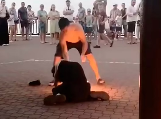 كارثة بعرض بهلواني: نيران تشتعل بوجه راقص يؤدي حركات بعصا مشتعلة صورة رقم 5