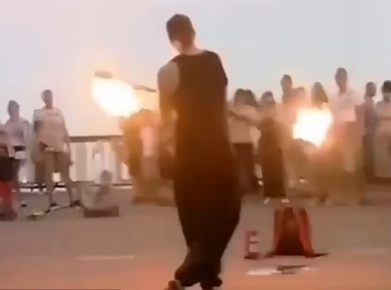 كارثة بعرض بهلواني: نيران تشتعل بوجه راقص يؤدي حركات بعصا مشتعلة صورة رقم 2