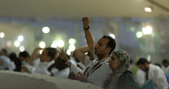 الملايين حول العالم يؤدون صلاة عيد الأضحى والحجاج يرمون جمرة العقبة صورة رقم 3