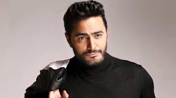 فيديو: تامر حسني يفاجئ الجمهور ويحضن ابنتيه 